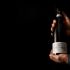 bottiglia in mano di Cerasuolo D'Abruzzo DOC della Tenuta Trium di Notaresco a Teramo in Abruzzo