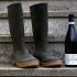 bottiglia di Cerasuolo D'Abruzzo DOC e stivali del contadino della Tenuta Trium di Notaresco a Teramo in Abruzzo