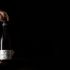 mani ragazzo tengono in mano una bottiglia di Trebbiano D'Abruzzo DOC della Tenuta Trium di Notaresco a Teramo