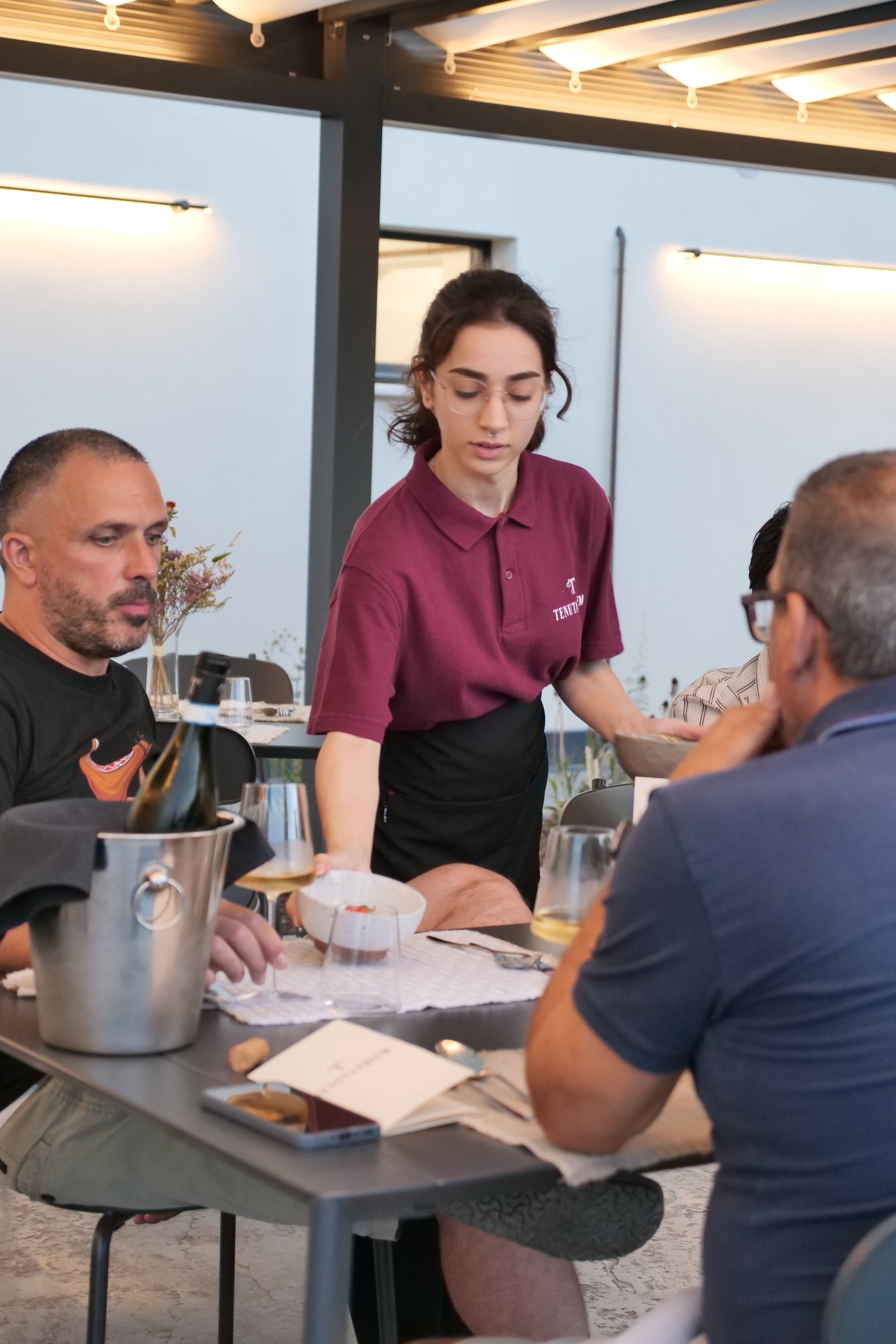 cameriera in servizio cena Agriturismo cena degustazione in cantina Tenuta Trium a Notaresco di Teramo