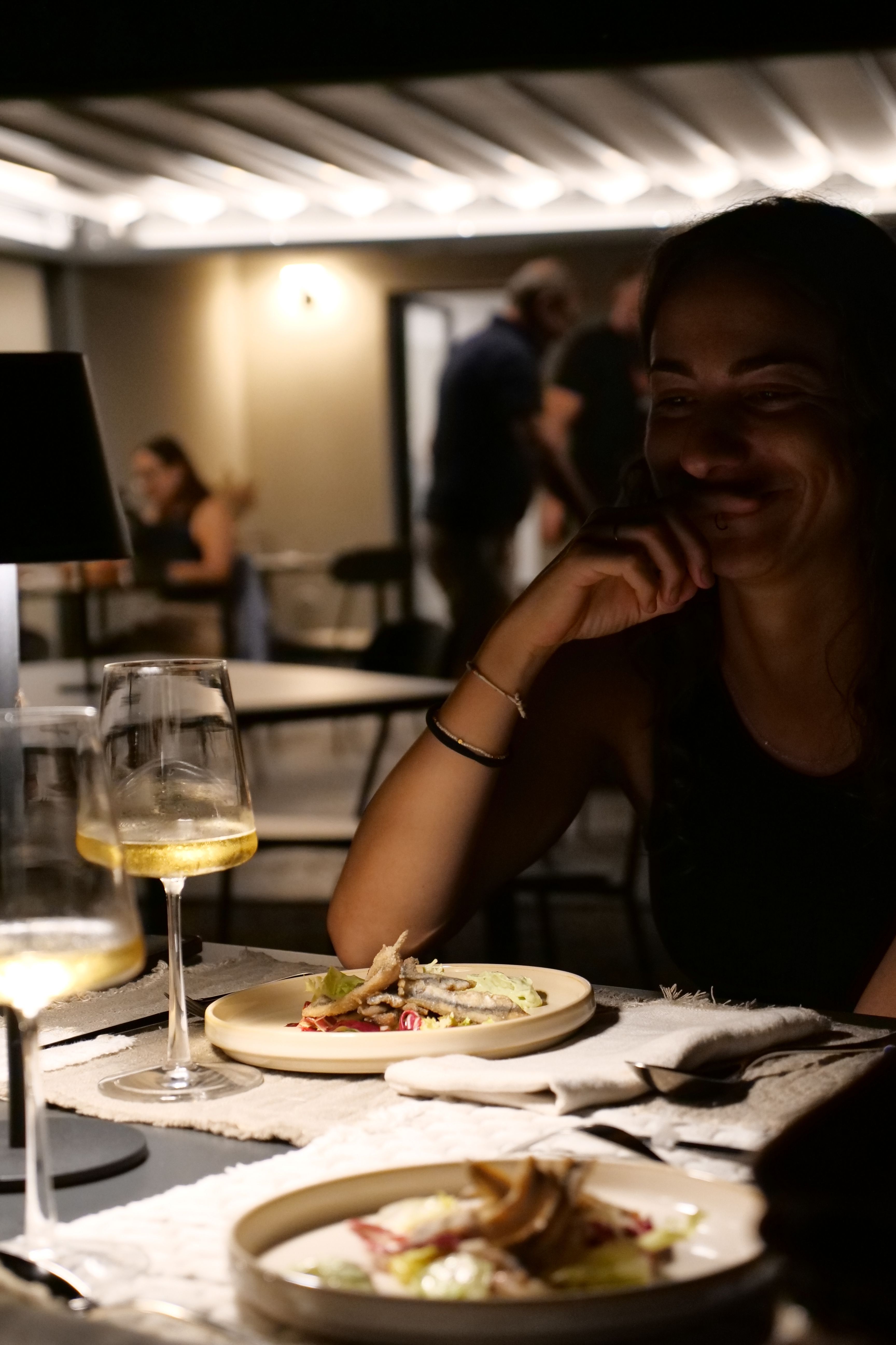 ragazza sorride durante la cena Agriturismo degustazione in cantina Tenuta Trium a Notaresco di Teramo