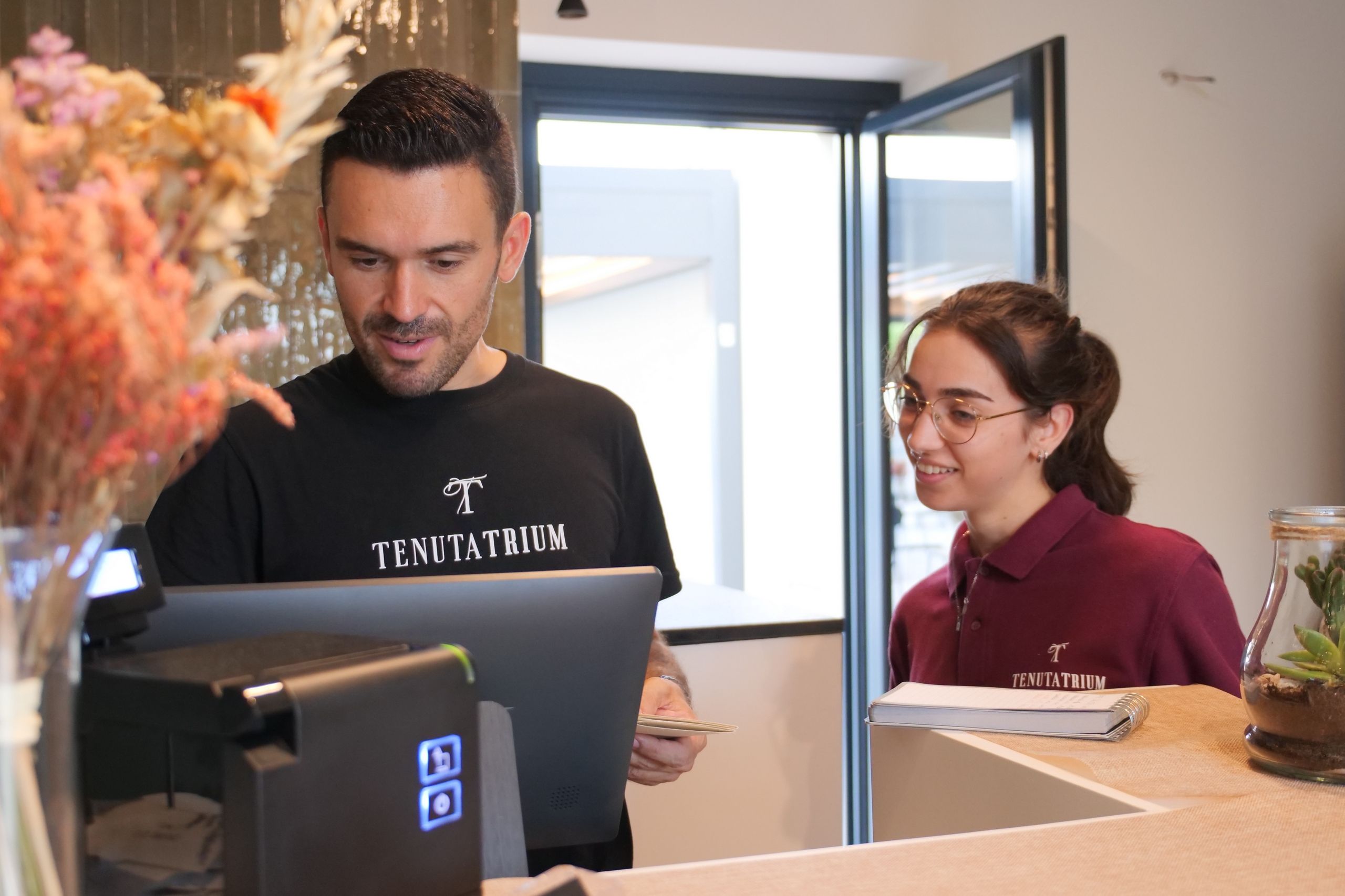 persone alla cassa Agriturismo cena degustazione in cantina Tenuta Trium a Notaresco di Teramo