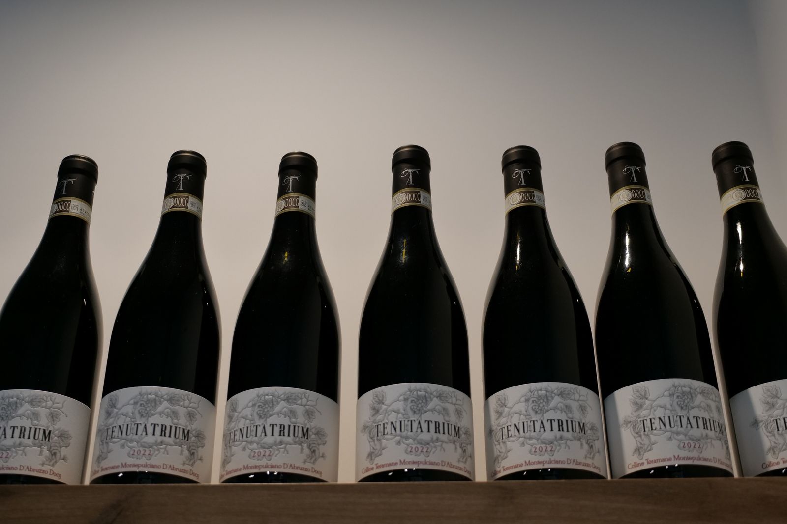 bottiglie vino Agriturismo cena degustazione in cantina Tenuta Trium a Notaresco di Teramo