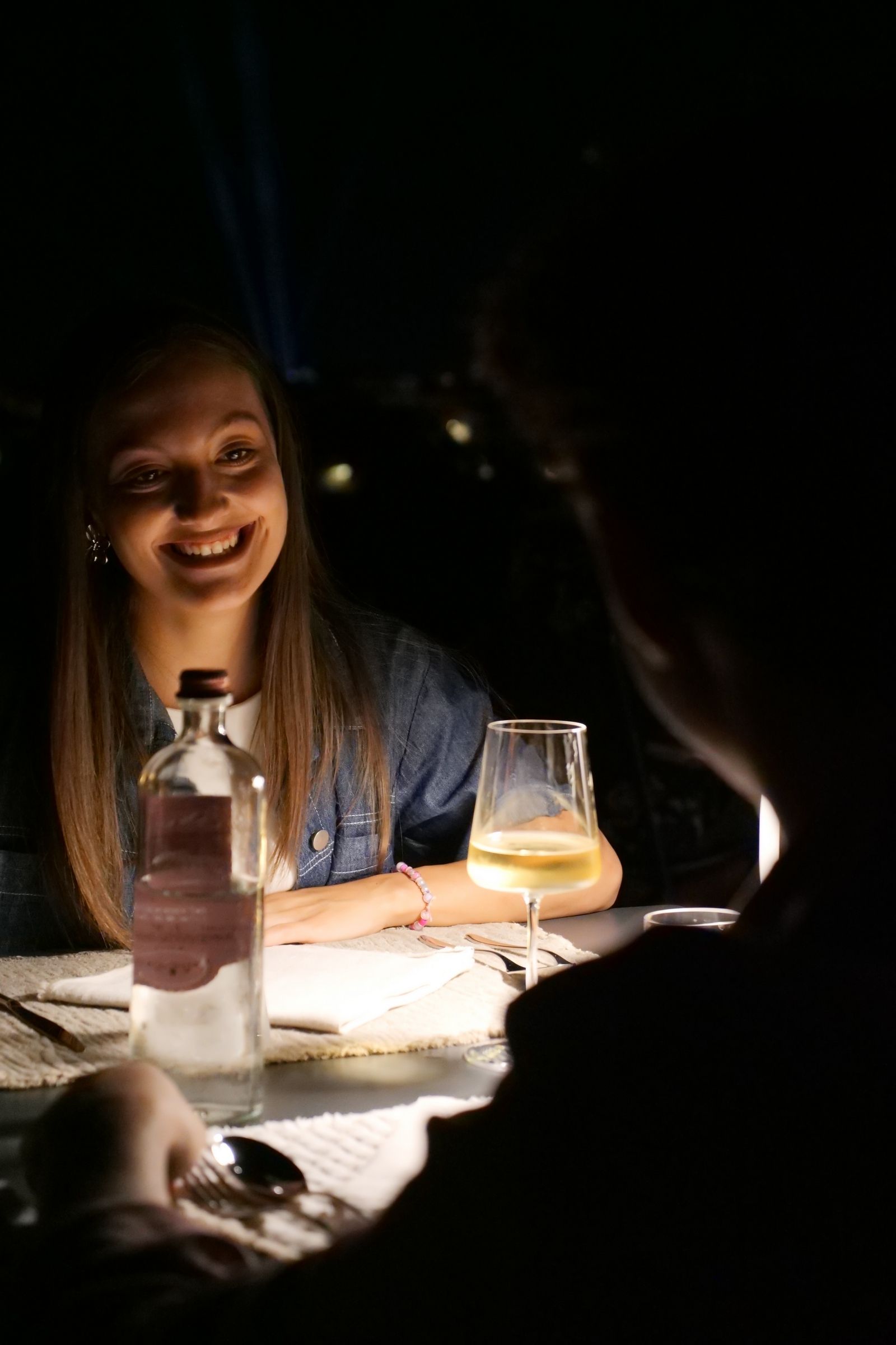 coppia sorridente felice durante cena Agriturismo degustazione in cantina Tenuta Trium a Notaresco di Teramo