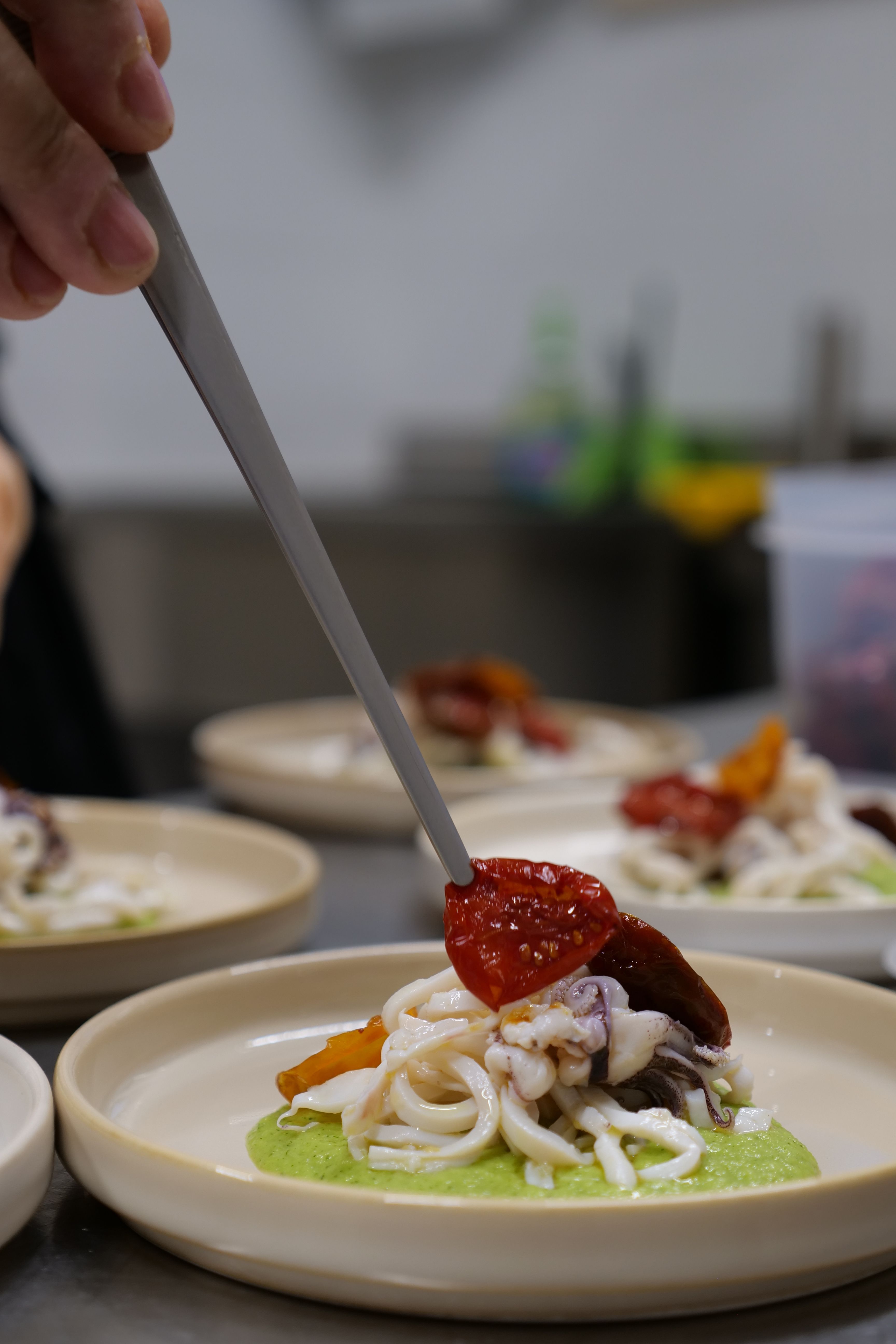 preparazione piatti Agriturismo cena degustazione in cantina Tenuta Trium a Notaresco di Teramo