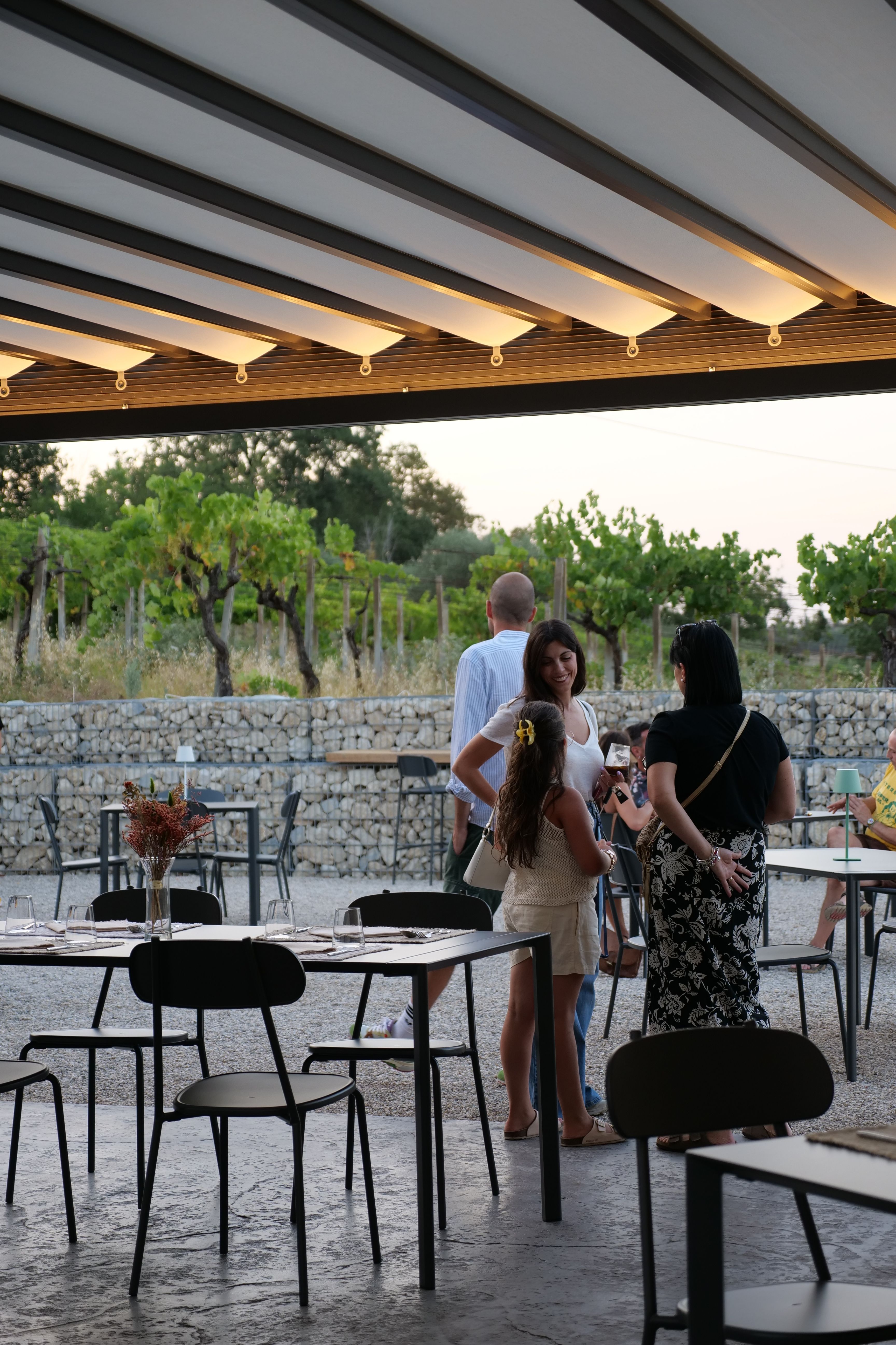 clienti esterno Agriturismo cena degustazione in cantina Tenuta Trium a Notaresco di Teramo