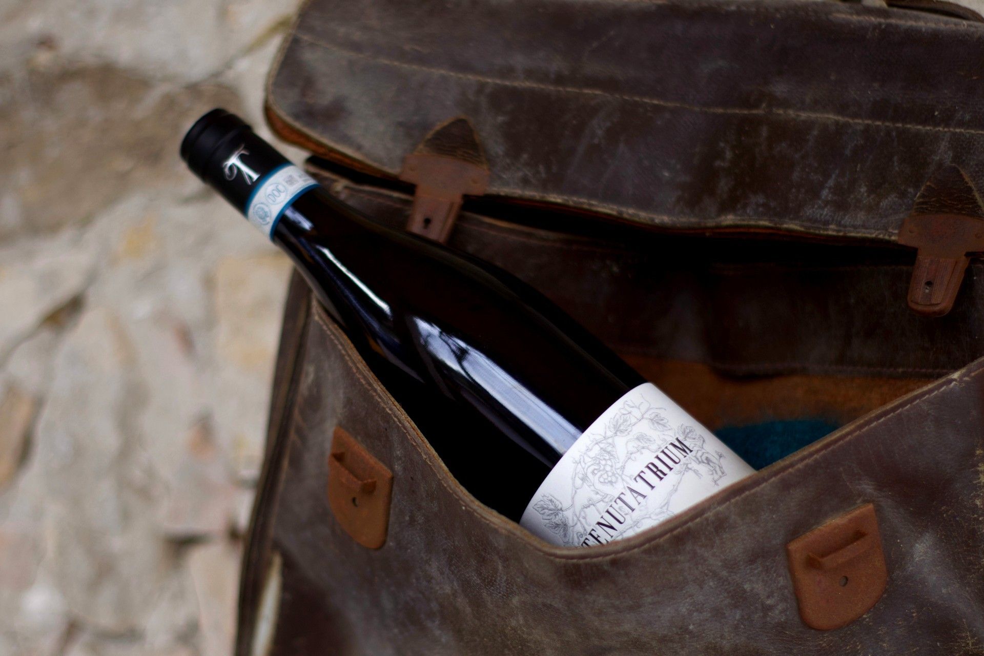 bottiglia nella borsa antica di cuoio di Montepulciano D'Abruzzo DOC della Tenuta Trium di Notaresco a Teramo in Abruzzo