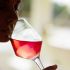 ragazza mentre beve un calice di Cerasuolo D'Abruzzo della Tenuta Trium di Notaresco a Teramo