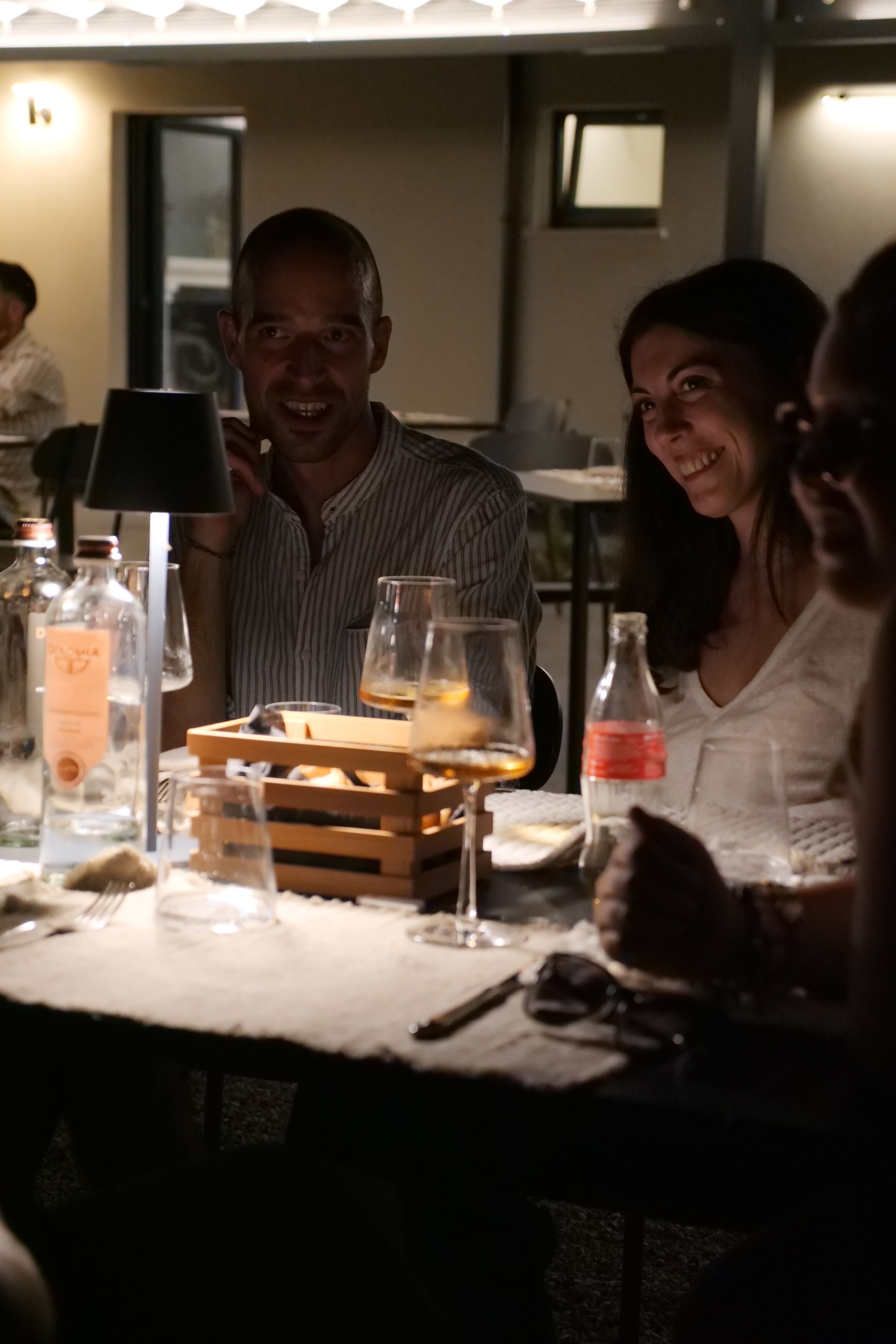ragazzi sorridono durante cena Agriturismo degustazione in cantina Tenuta Trium a Notaresco di Teramo