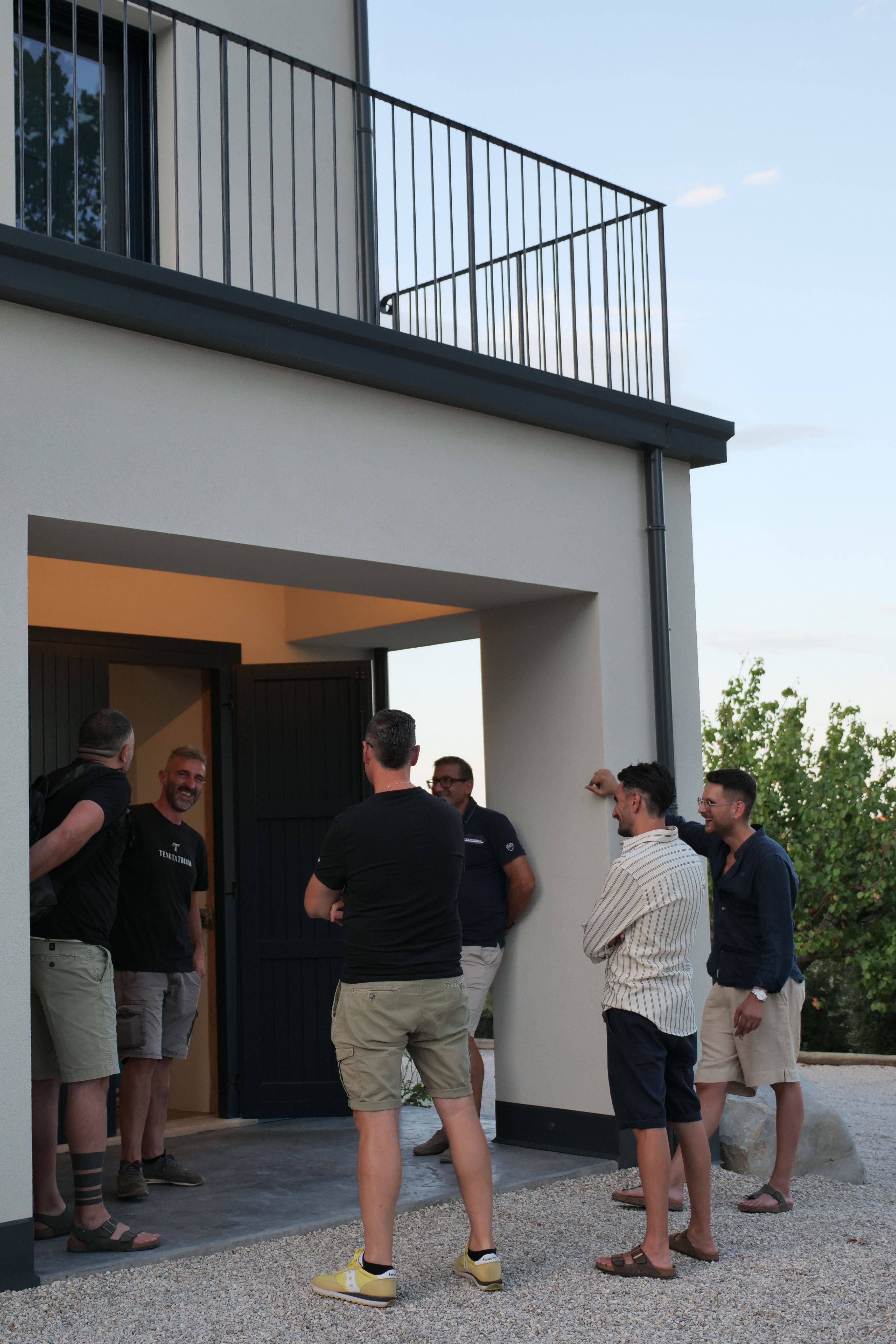 persone esterno Agriturismo cena degustazione in cantina Tenuta Trium a Notaresco di Teramo