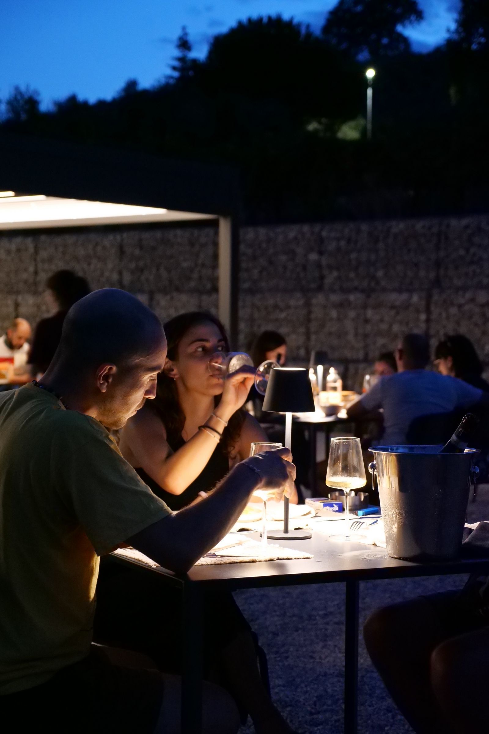 coppia beve vino Agriturismo cena degustazione in cantina Tenuta Trium a Notaresco di Teramo