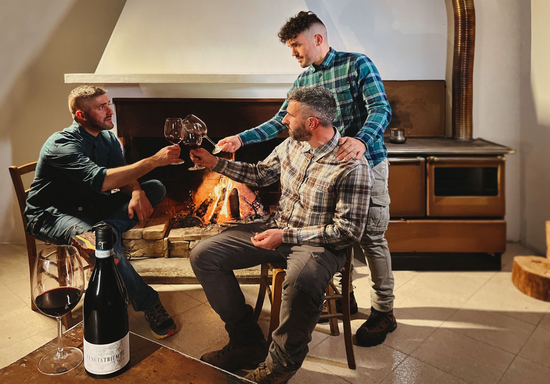 proprietari della Tenuta Trium con calici in mano di Montepulciano d'Abruzzo di Notaresco a Teramo
