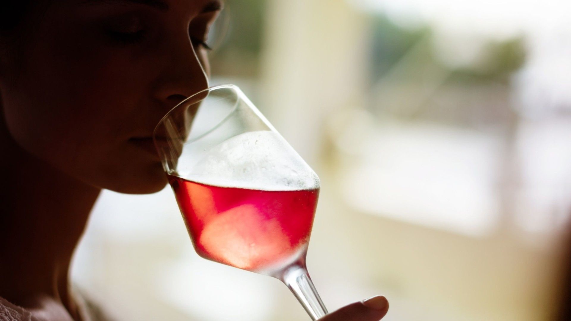 ragazza mentre beve un calice di Cerasuolo D'Abruzzo della Tenuta Trium di Notaresco a Teramo