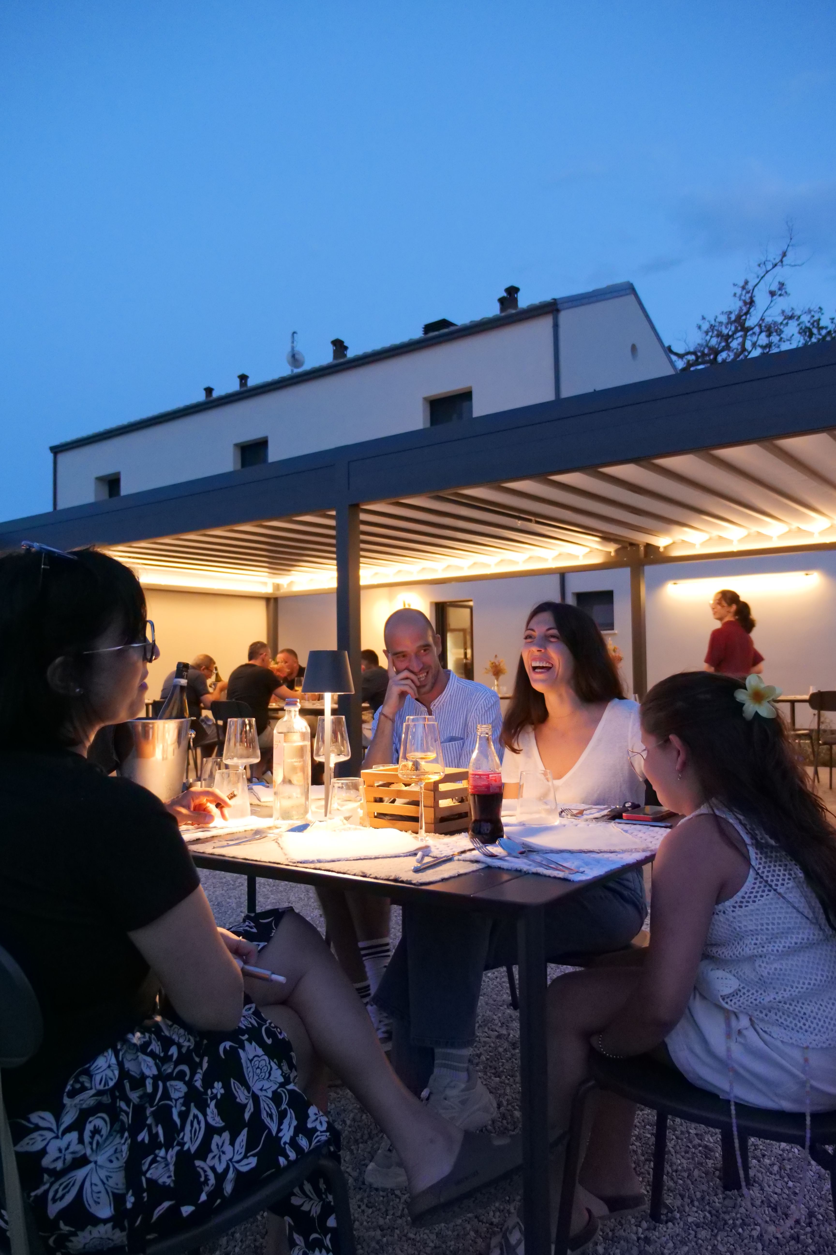 persone sorridono durante cena Agriturismo degustazione in cantina Tenuta Trium a Notaresco di Teramo
