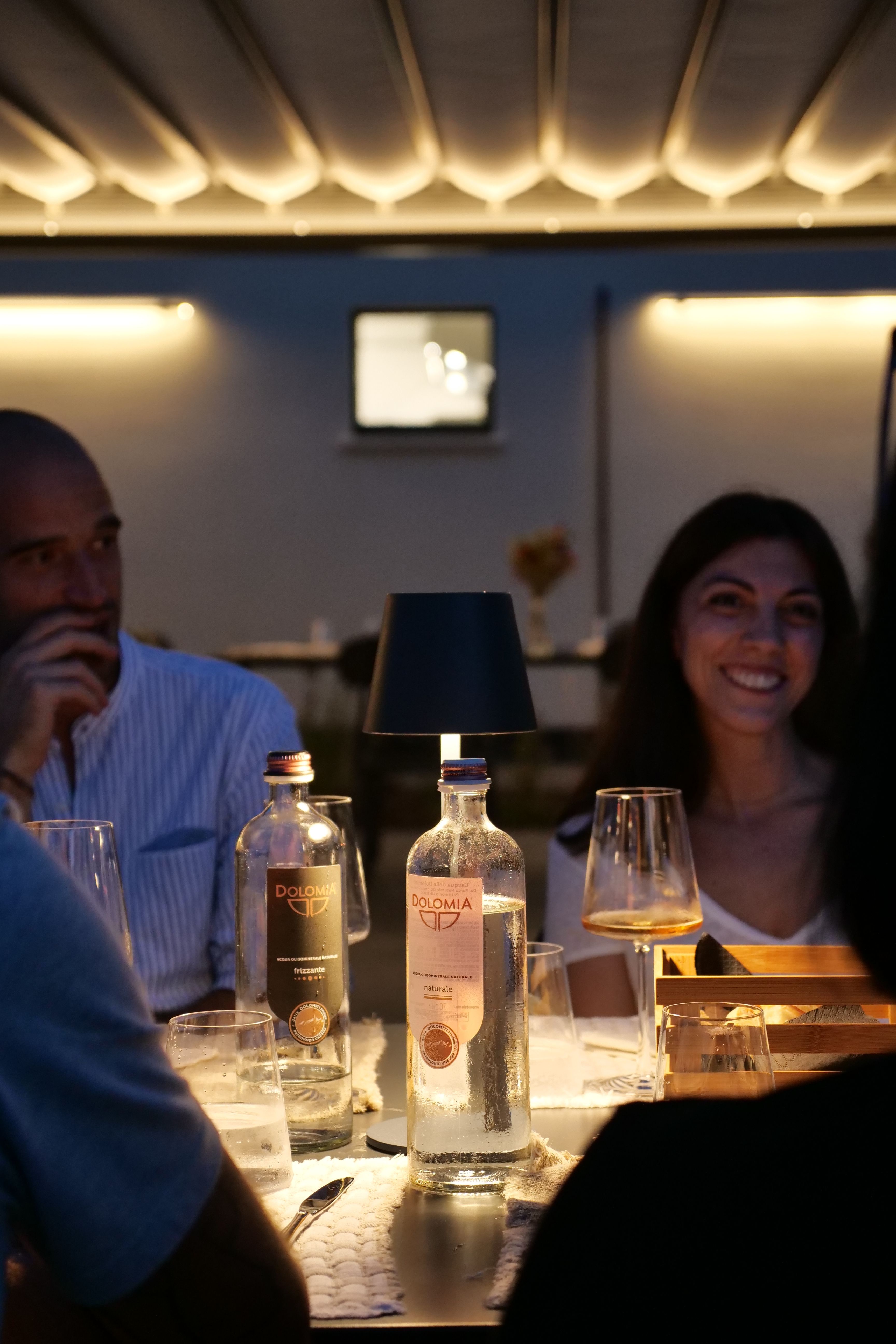 persone sorridono durante la cena Agriturismo degustazione in cantina Tenuta Trium a Notaresco di Teramo