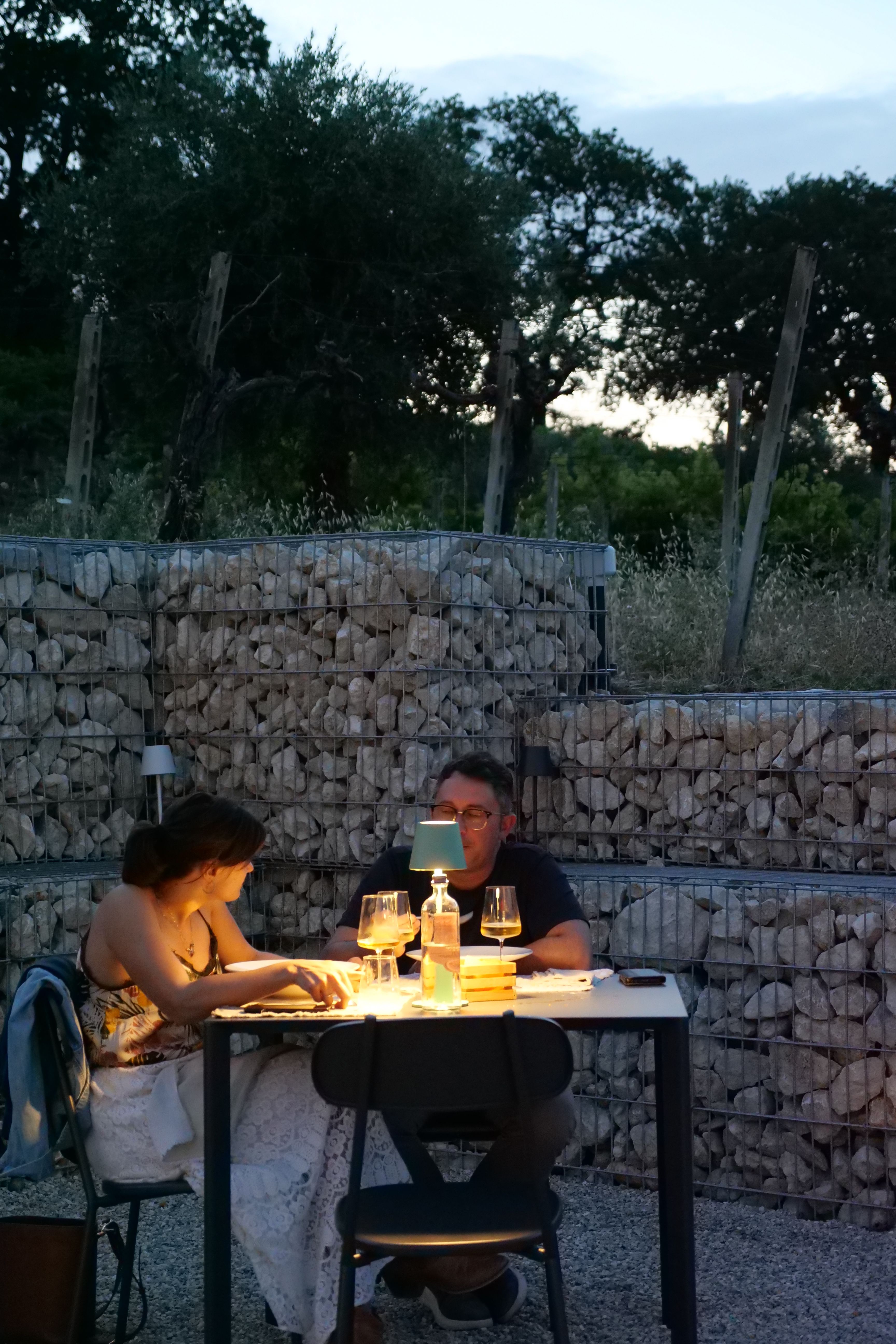 coppia durante tramonto Agriturismo cena degustazione in cantina Tenuta Trium a Notaresco di Teramo