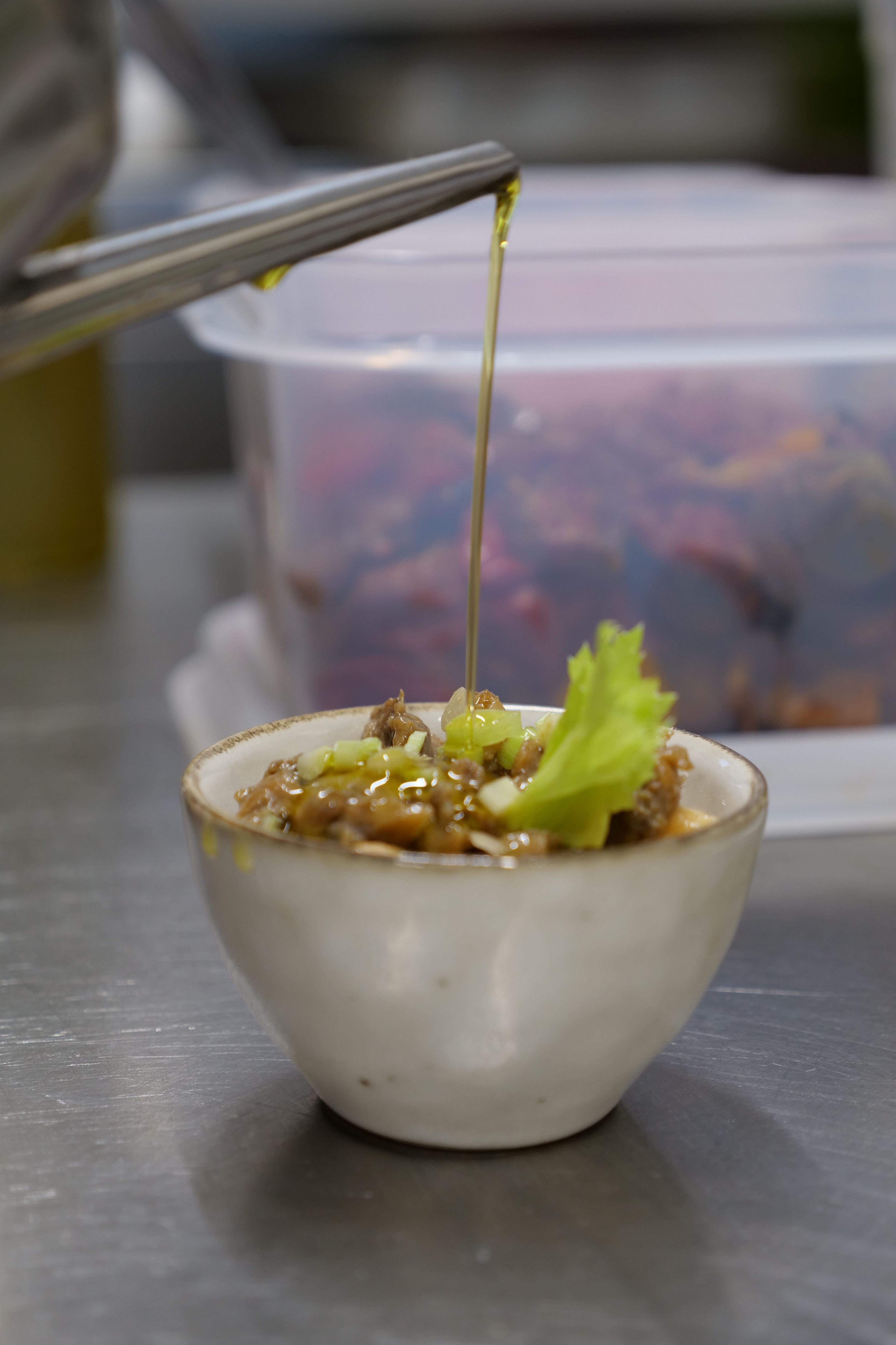 olio crudo che scende Agriturismo cena degustazione in cantina Tenuta Trium a Notaresco di Teramo