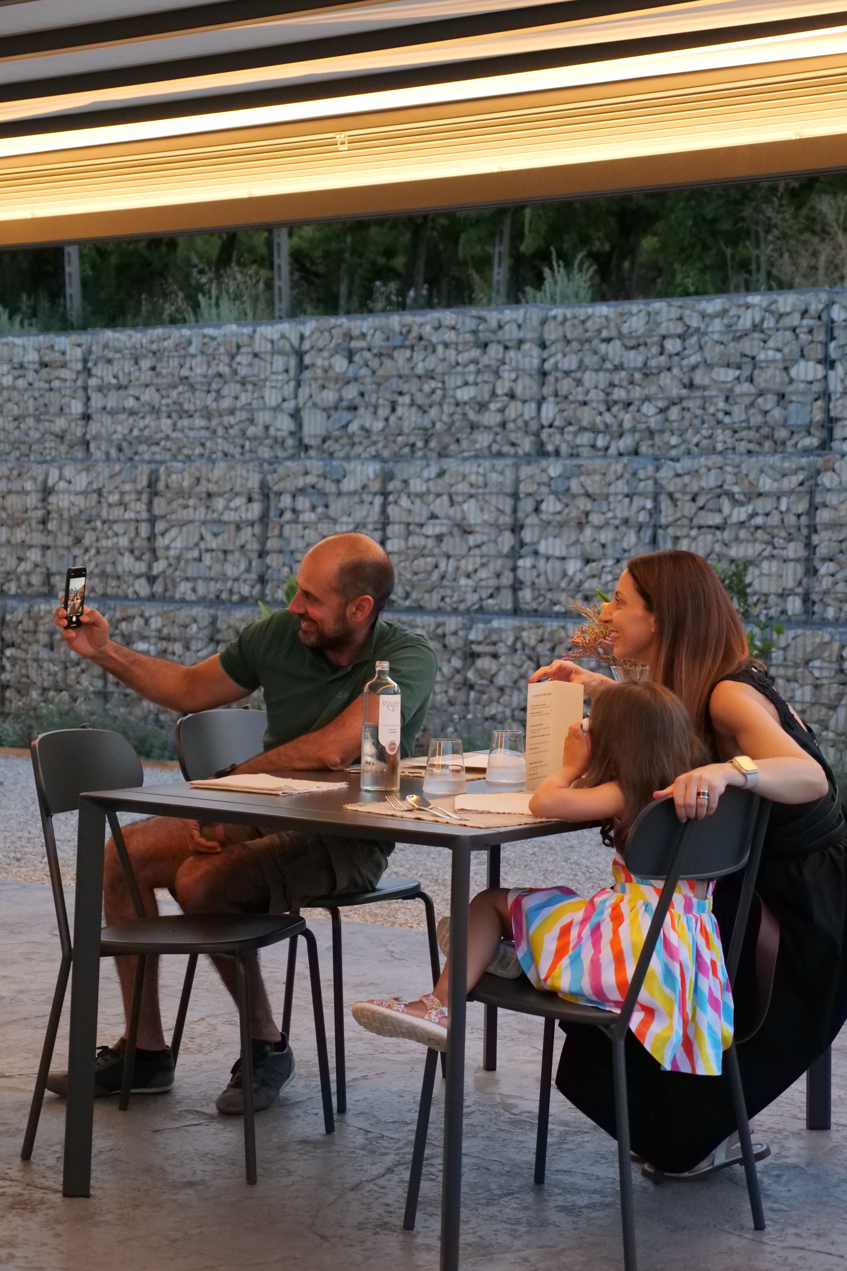 famiglia durante selfie Agriturismo cena degustazione in cantina Tenuta Trium a Notaresco di Teramo